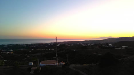 drone aéreo giratorio disparado sobre un observatorio en la ciudad de pego, alicante, españa al anochecer