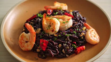 espaguetis negros salteados con ajo y gambas
