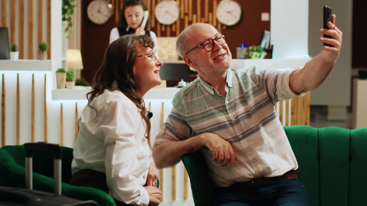 ⁇ 은 부부 가 아이 들 과 비디오 통화 로 대화 하고 있다