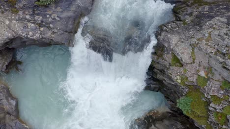 disparo de drones de pequeñas cascadas de río