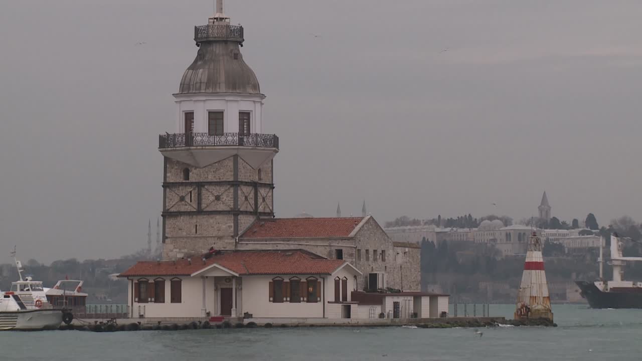 istanbul maiden's tower and topkapi palace in the background