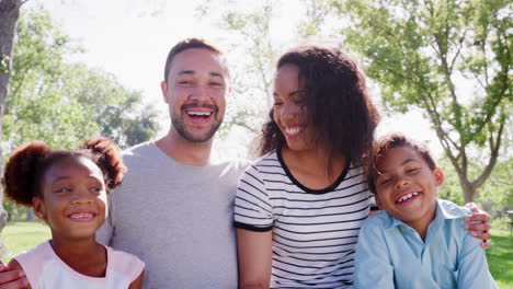 Retrato-Al-Aire-Libre-En-Cámara-Lenta-De-Una-Familia-Sonriente-En-El-Parque