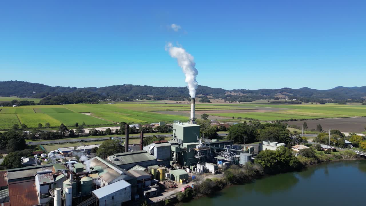 트위드 강 연안 에 있는 콘돈 설탕 공장 에서 연기가 불어오고 있다