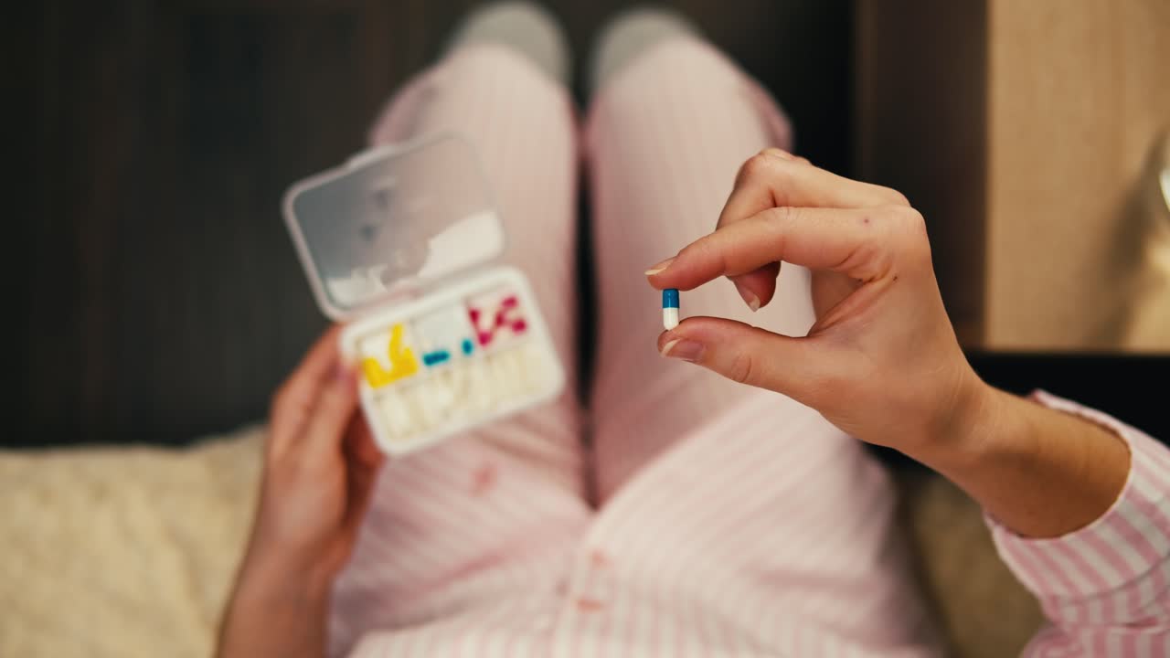 알약을 들고 있는 여자, 알약 조직기