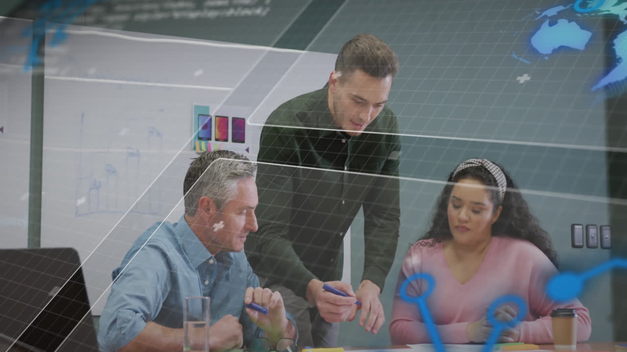 animación del globo y el lenguaje informático sobre diversos compañeros de trabajo discutiendo informes en la oficina