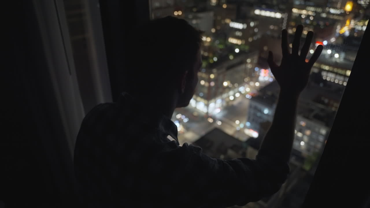 창밖을 바라보는 남자