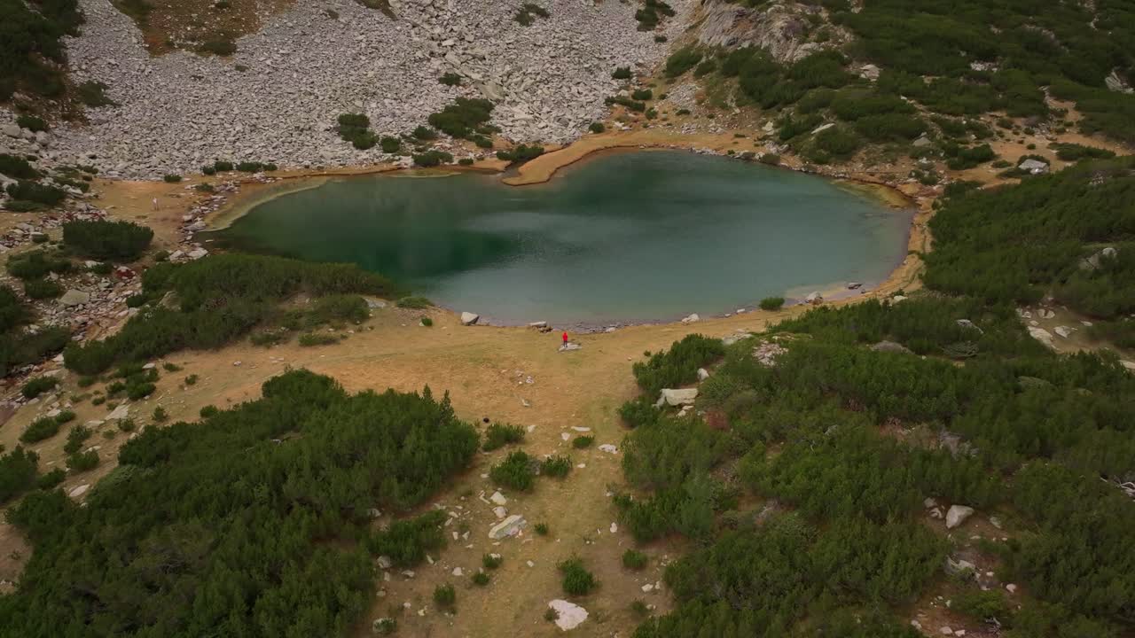 Muratovosjön glimmar bland stenar och vild flora, Bulgarien