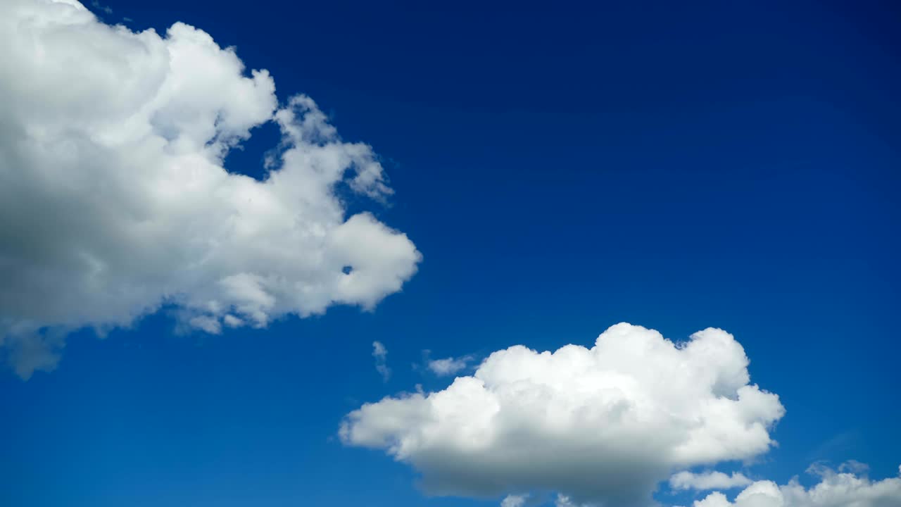 파란 하늘에서 구름이 움직이고 있습니다. 타임스