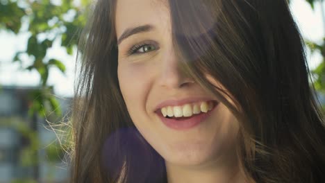 Una joven hermosa sonriendo.