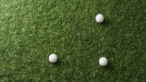 primer plano de las pelotas de golf en el césped, espacio de copia, cámara lenta