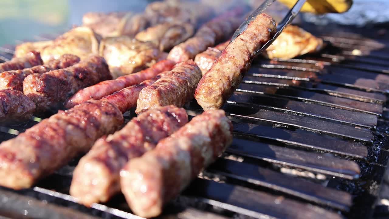 Grigliata di salsiccia tradizionale e pollo sul barbecue esterno