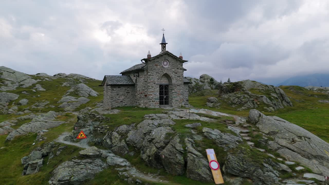 vista aérea de la iglesia de la virgen de la paz en el alpe prabello