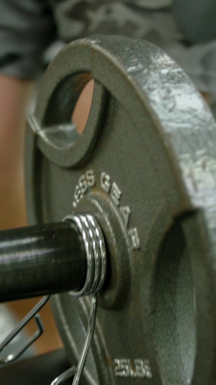 Deportista profesional haciendo ejercicio con equipamiento deportivo de club