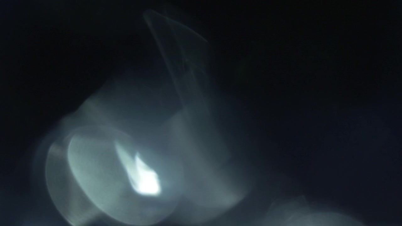 Effetti di luce bokeh blu e bianchi tenui su sfondo nero