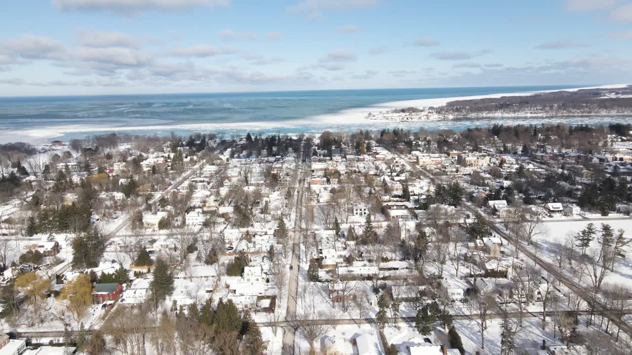 Nevyužité pozemky s nemovitostmi v Niagara-On-The-Lake, Ontario, v zimě