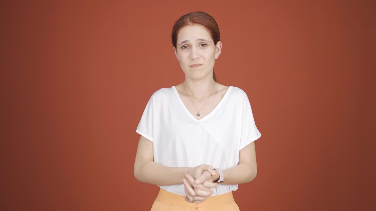 여자가 카메라를 쳐다보며 사과하고 있습니다.