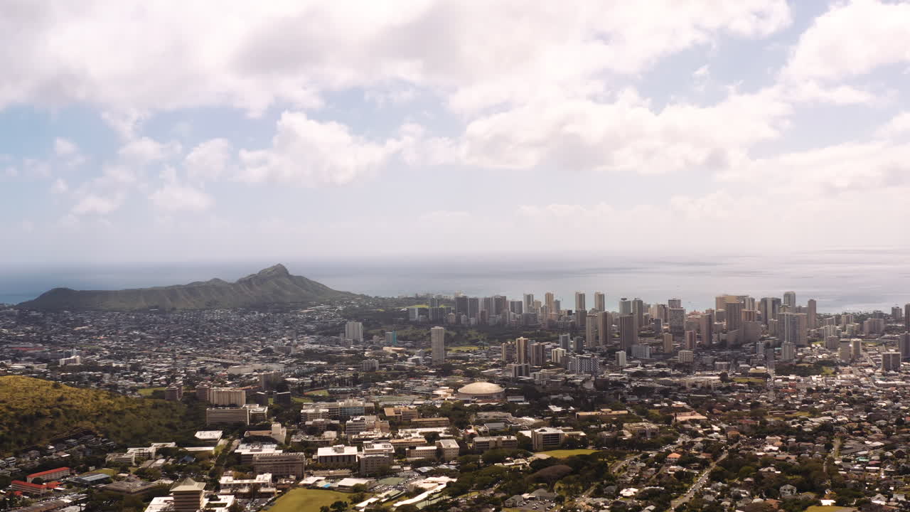 Ripresa aerea con drone in avvicinamento di Honolulu di giorno, con Diamond Head in evidenza