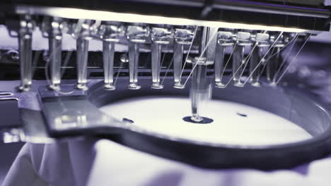 primer plano de una máquina de bordado en acción