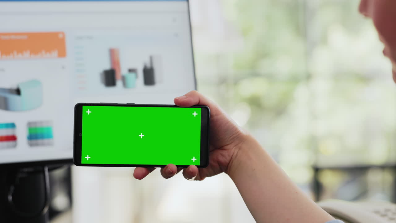 el especialista mira la pantalla verde