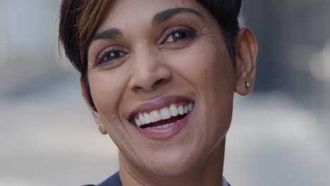 retrato de una mujer india sonriendo en una escena urbana