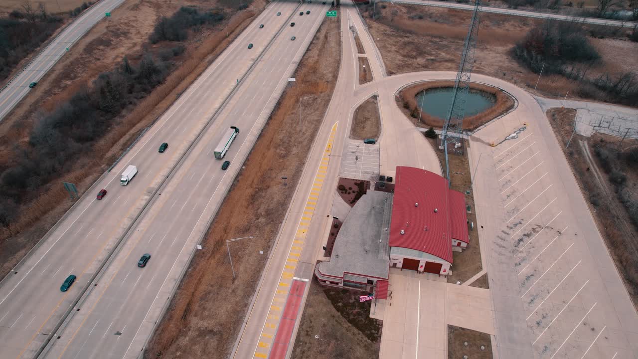 미국 국기가 있는 빈 계량소 저울의 정적 공중