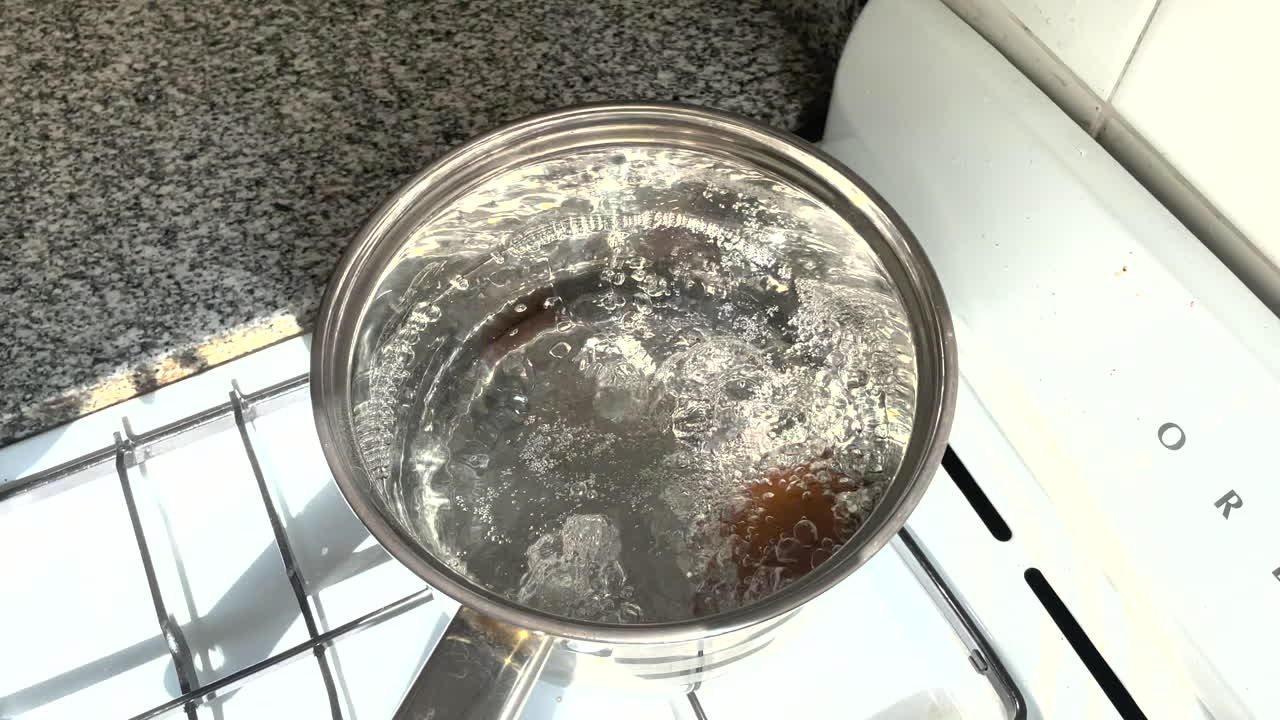L'acqua bolle in una pentola, l'uovo è sodo