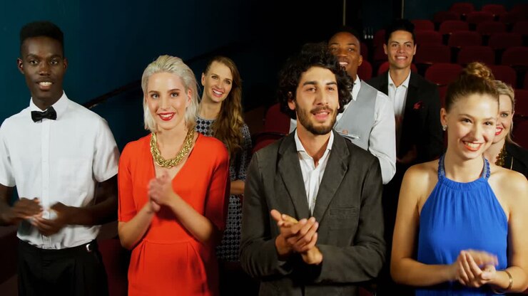 Gruppo di persone che applaude mentre guarda un film 4k