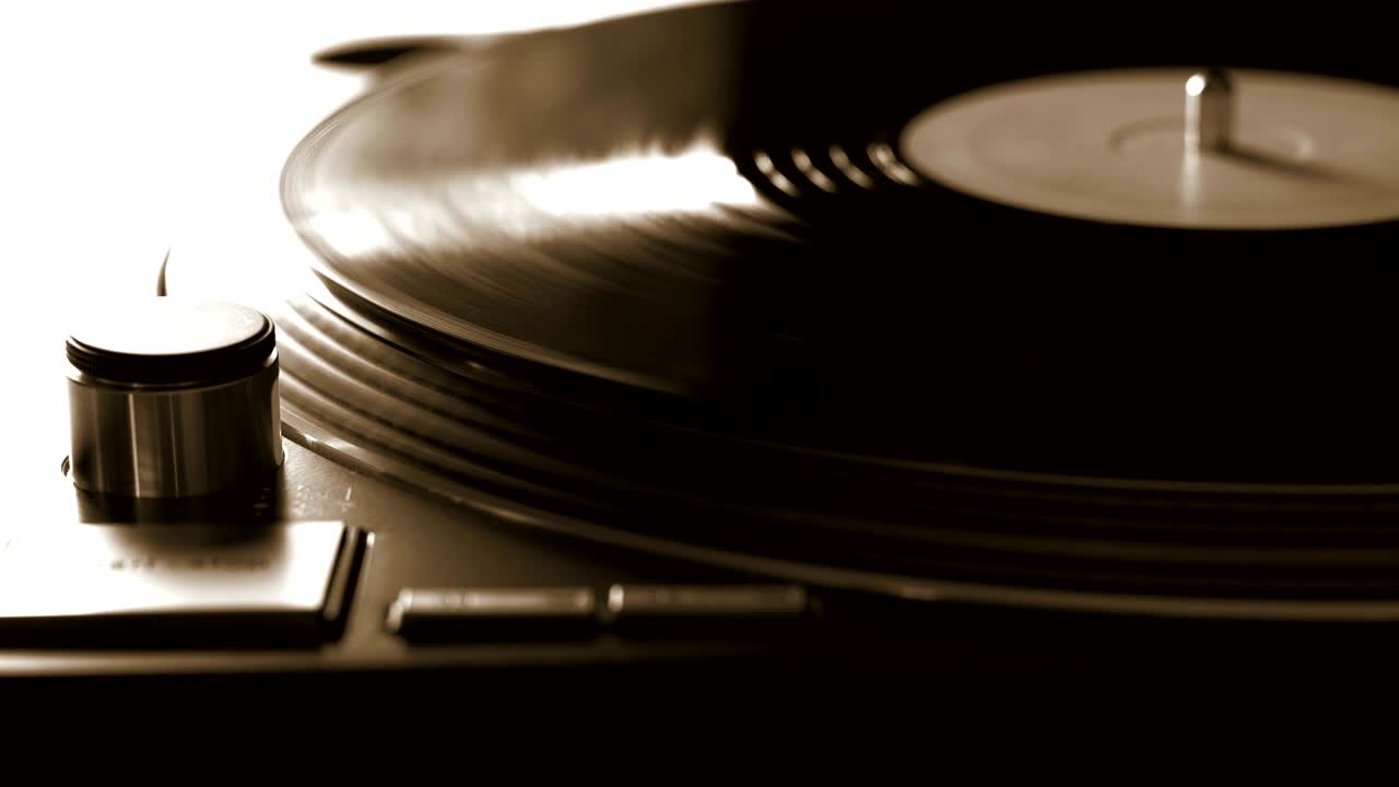 dj headshell на вращающемся пластинке