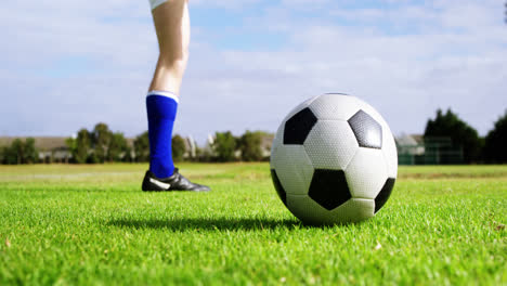 Jugador-De-Fútbol-Calentando-En-El-Campo