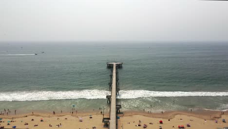 antena del muelle de pesca de venecia durante las vacaciones de verano en los ángeles, california - disparo de drones