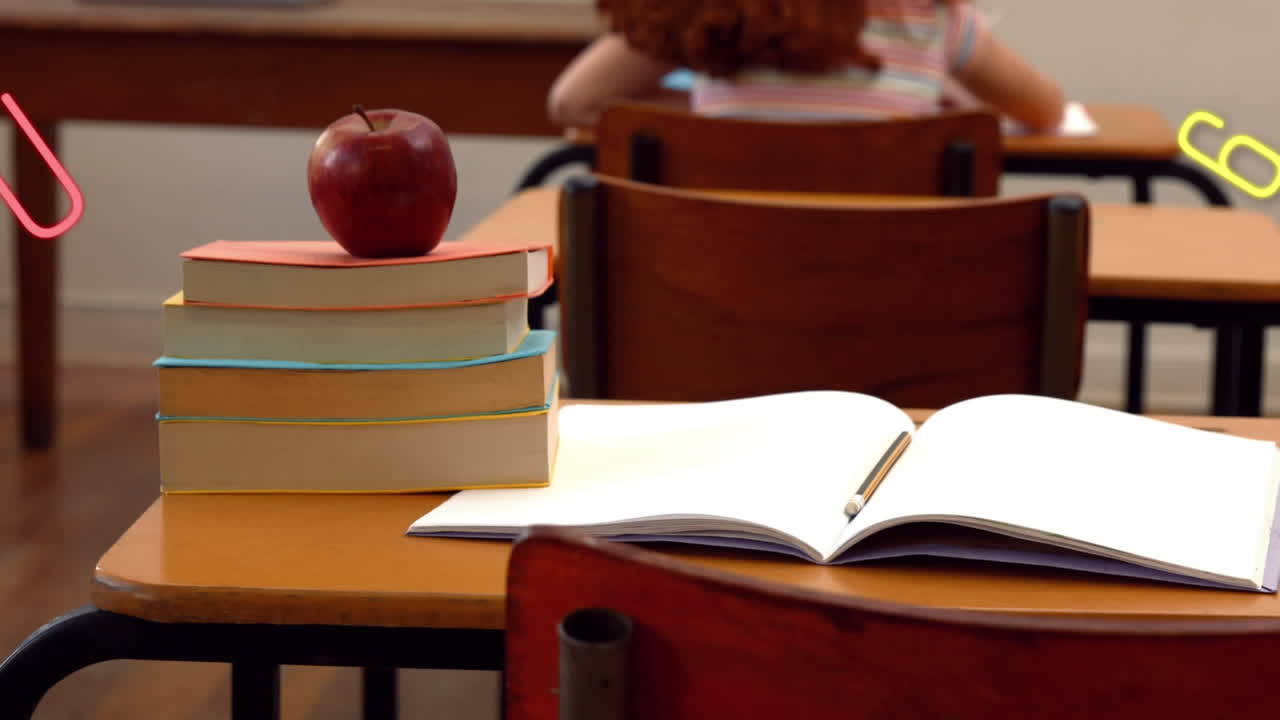 animación de números y letras flotantes en el aula