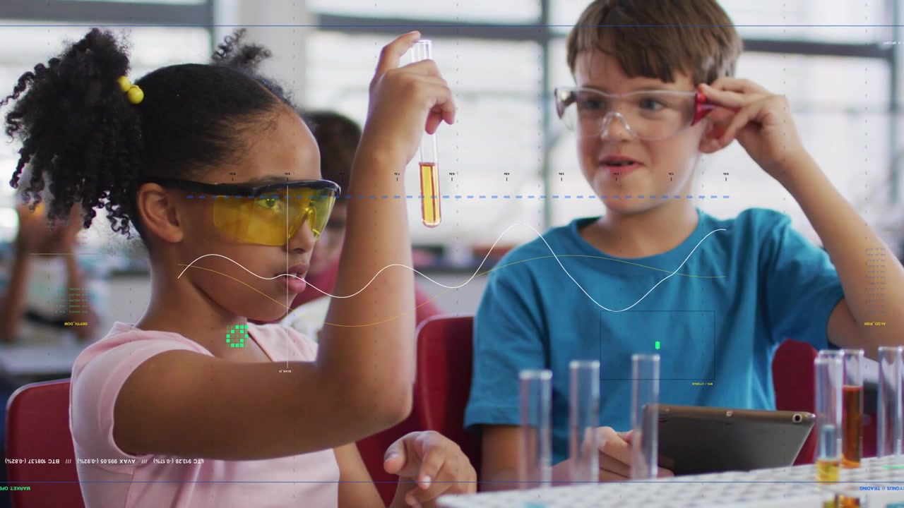 Ragazza che prende una provetta e osserva il cambiamento di colore in un laboratorio scientifico, con etichette animate che mostrano il cambiamento.