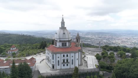 Luftaufnahme-Des-Historischen-Heiligtums-Unserer-Lieben-Frau-Von-Sameiro-In-Braga,-Nordportugal