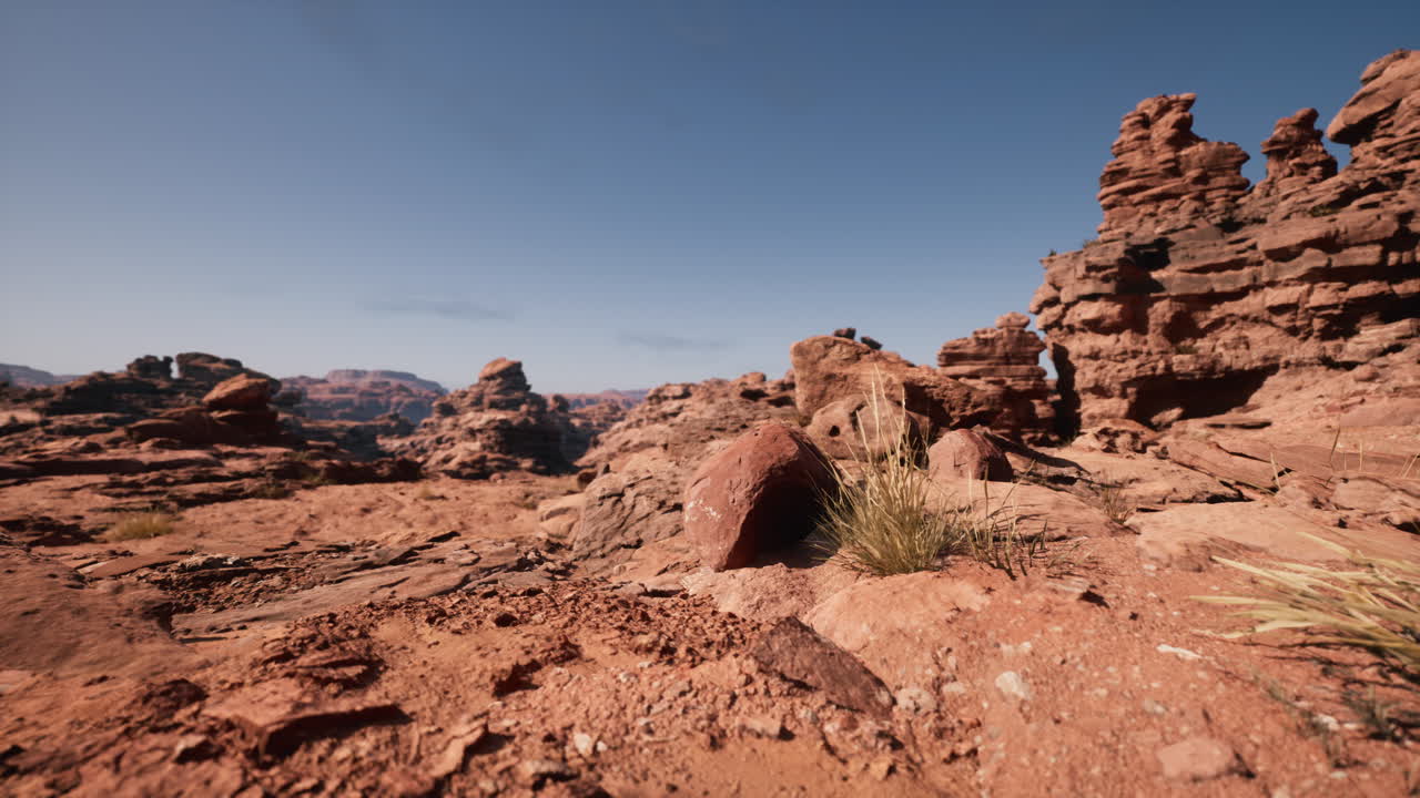 Paesaggio Mozzafiato di Formazioni Rocciose Rosse in un Canyon Desertico