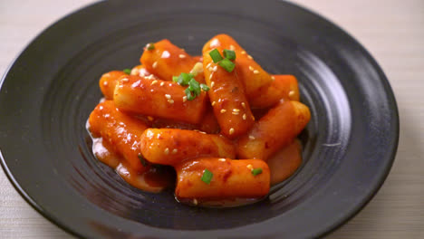 Koreanische-Reiskuchenstange-In-Scharfer-Sauce---Tteokbokki