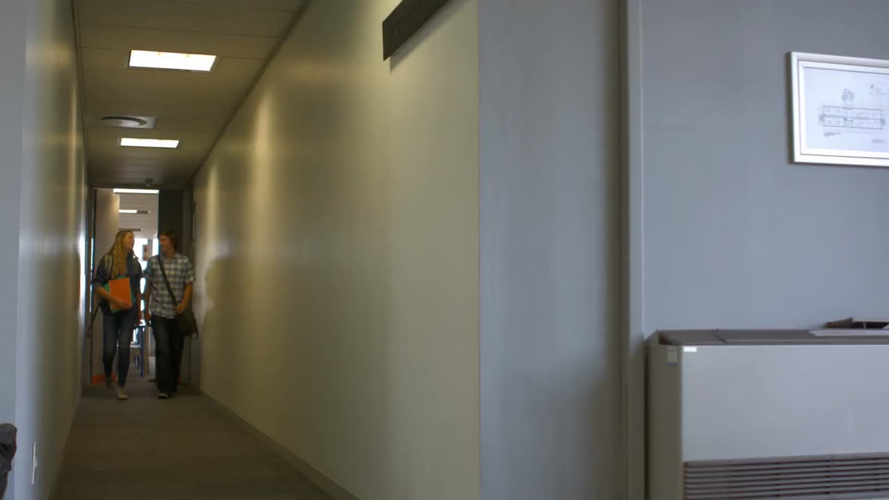 estudiantes saliendo de su aula