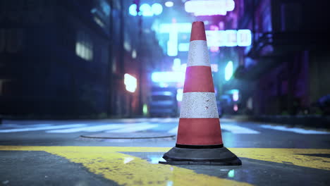 cono de tráfico en una calle iluminada con neón