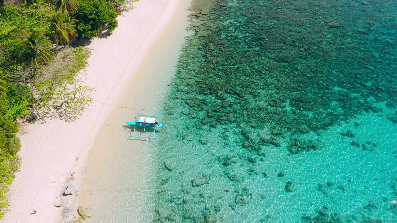 vista aérea. el primer turista llegó a la playa de arena tropical de la isla del helicóptero, el nido, palawan filipinas. laguna azul turquesa con agua pura y clara mejor lugar para bucear para ver el arrecife de coral