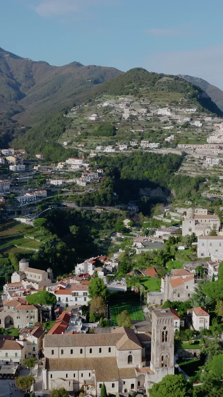 Veduta aerea del villaggio di Ravello sulla Costiera Amalfitana.