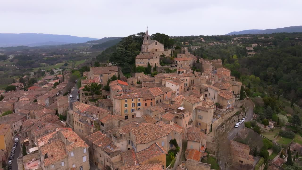 Vista aerea dell'architettura di Bonnieux che si fonde con il paesaggio della Provenza.