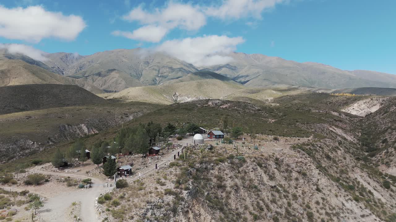 aérea sobre majestuoso paisaje montañoso en amaicha del valle, argentina con torre astronómica