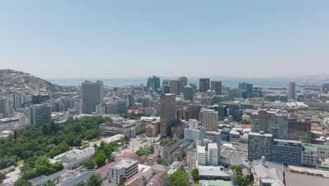 Aufsteigende-Luftaufnahme-Von-Gebäuden-In-Der-Stadt.-Panoramaaufnahme-Von-Mehrstöckigen-Gebäuden-Im-Stadtzentrum.-Kapstadt,-Süd-Afrika