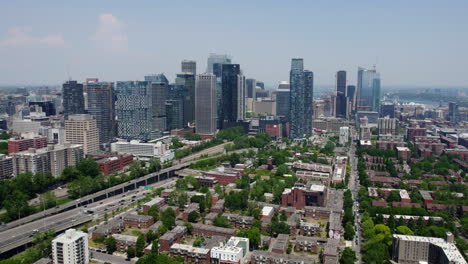 Vista-Aérea-Del-Bulevar-Ville-marie-Y-El-Horizonte-De-Montreal,-En-Canadá