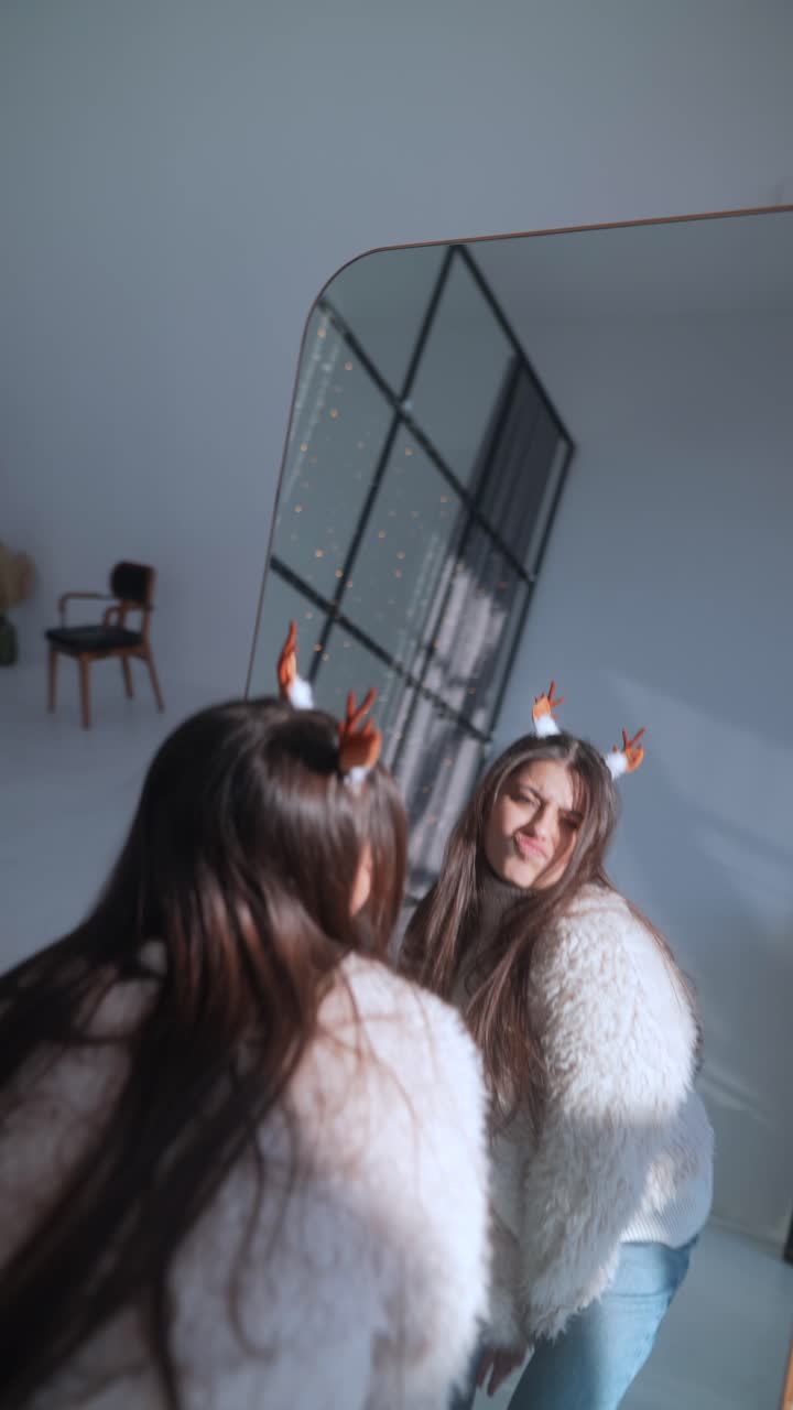 Ragazza che gioca davanti a uno specchio