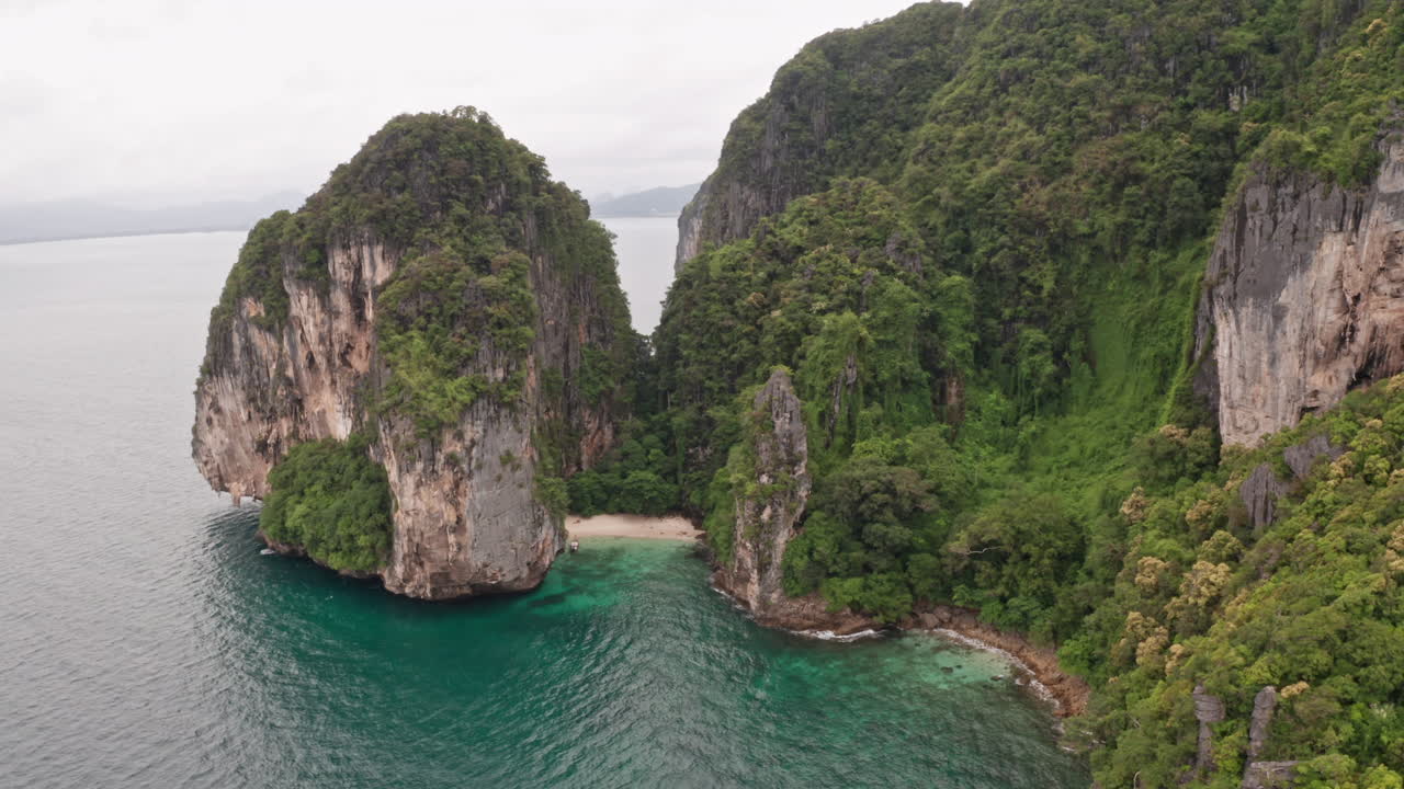 vista aérea de acantilados, montañas y mares en krabi, tailandia