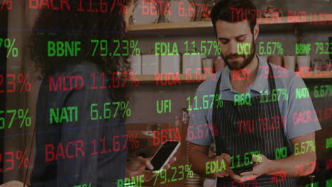 animación del procesamiento de datos financieros sobre diversas personas que pagan con teléfonos inteligentes