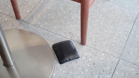 billetera perdida en el suelo de un café