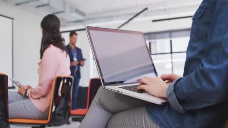 mujer de negocios trabajando en la sala de conferencias
