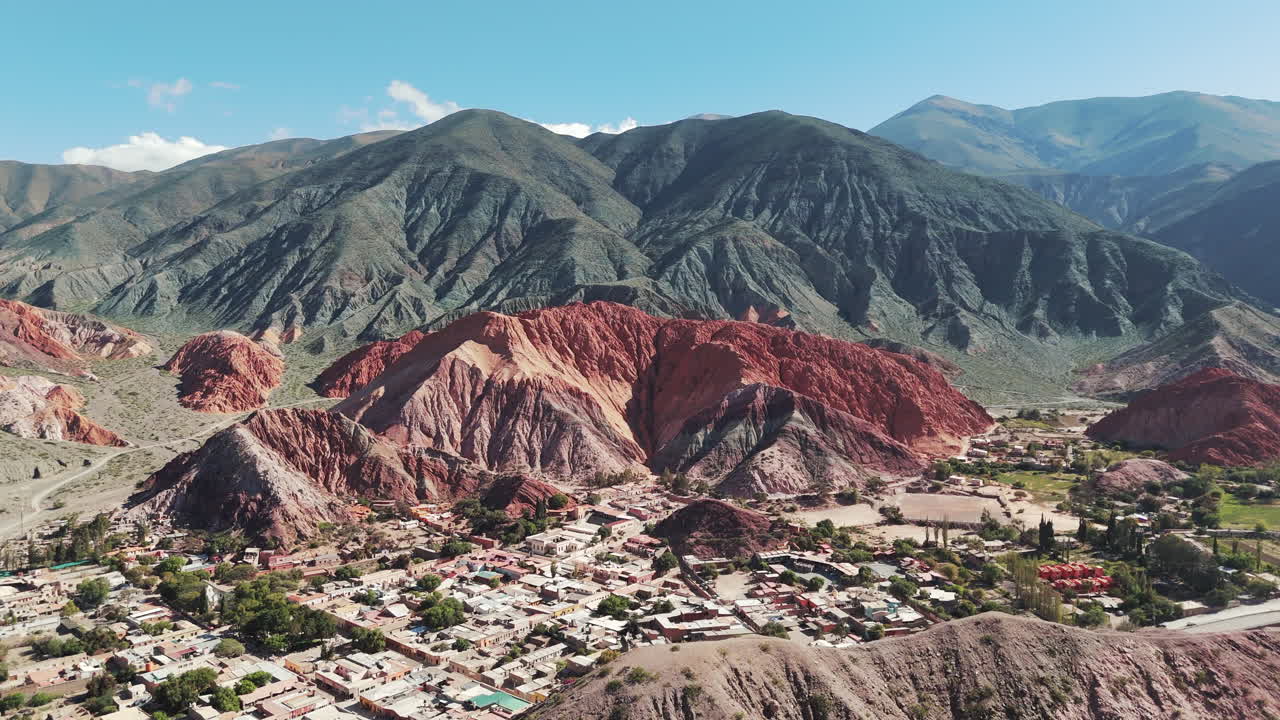 explorando los vibrantes tonos del valle de purmamarca y el icónico cerro de los siete colores en jujuy, argentina