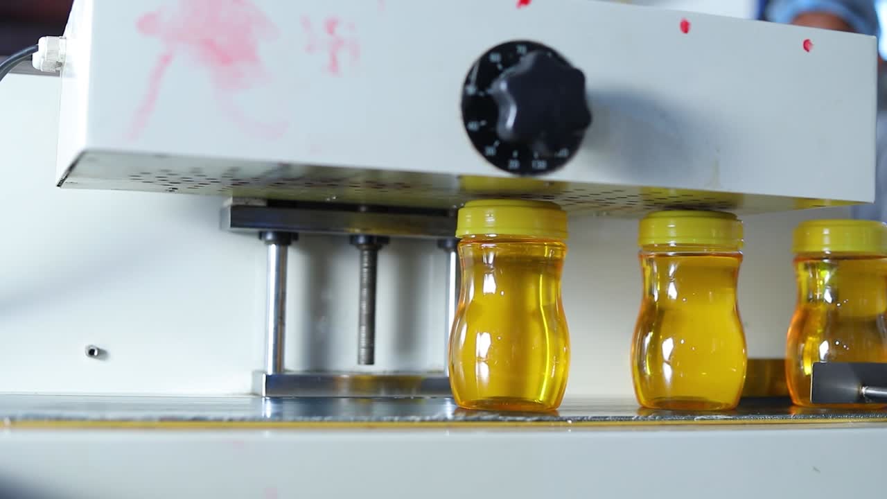 cinta transportadora con botellas de jugo en la fábrica de bebidas